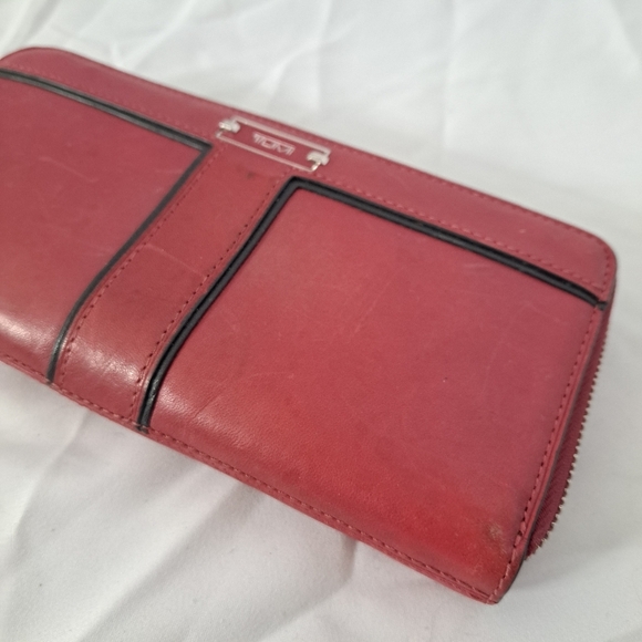 Tumi | Red leather ladies Wallet and black trim - Picture 2 of 14